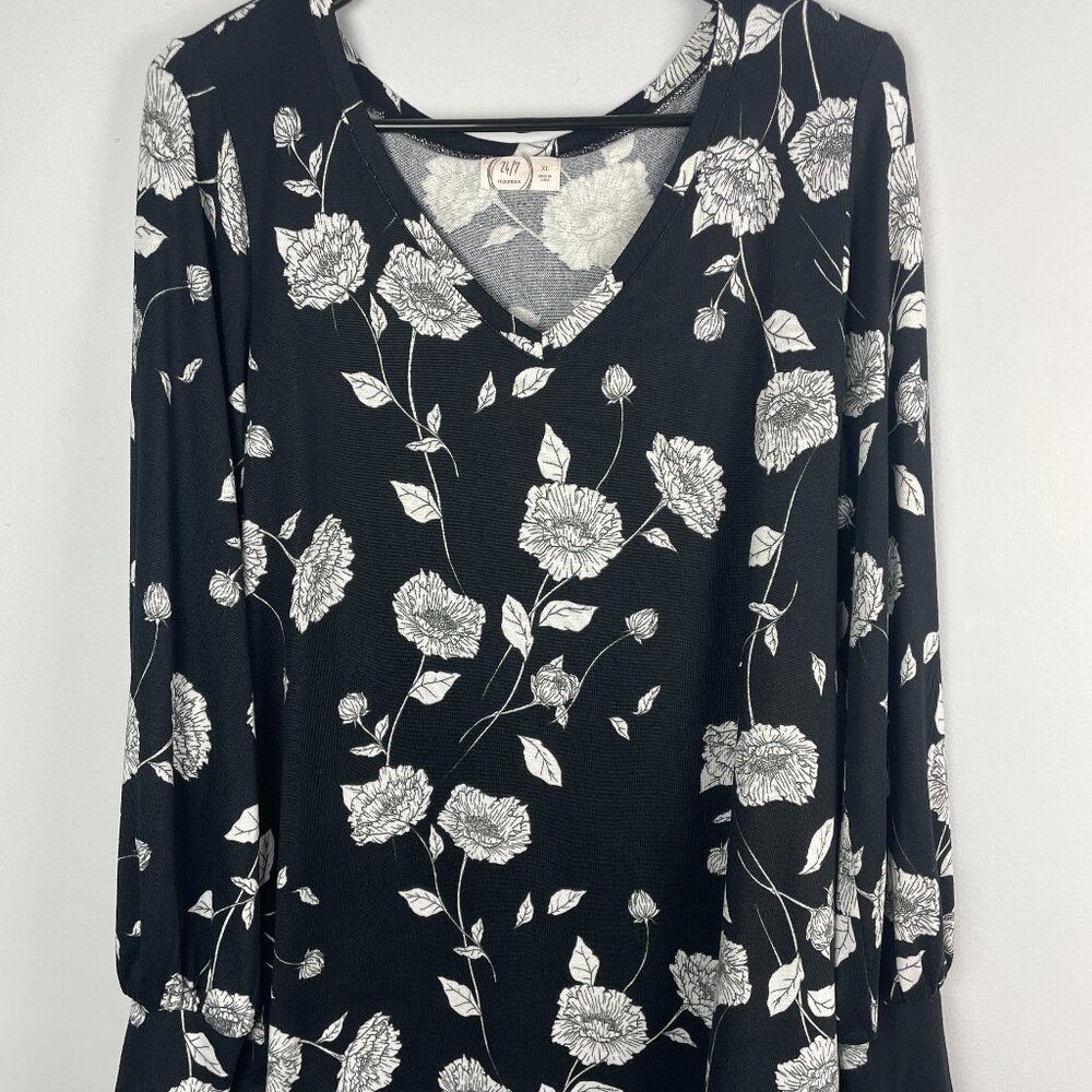 24/7 Maunces Women's Black and White Floral Top Sz. XL